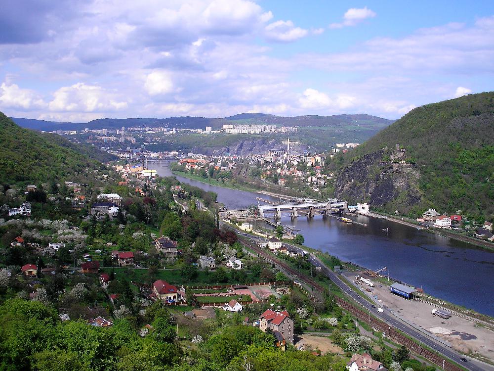 Pohled z vyhl�dky nad Vrko�em do �dol� Labe.