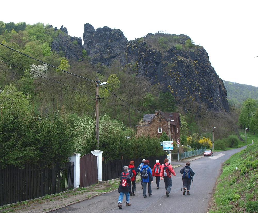 Pohled na skaln� �tvar Vrko�e z �ajkovsk�ho ulice ve Va�ov�.