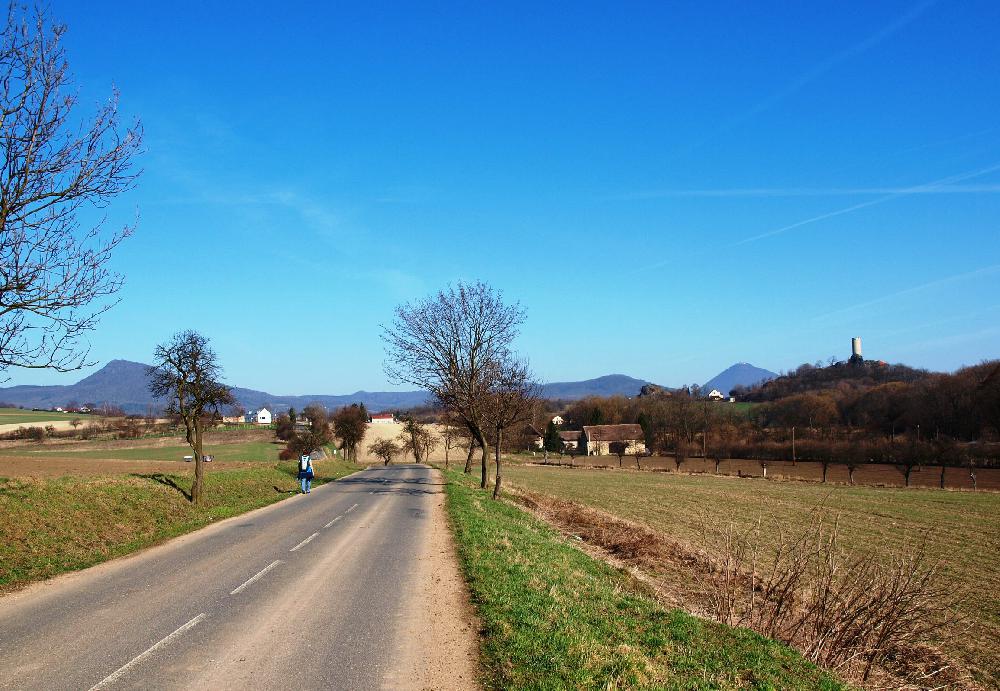 Dal�� kroky n�s p�ivedou do Vlastislavy s nedalek�m hradem Skalka.