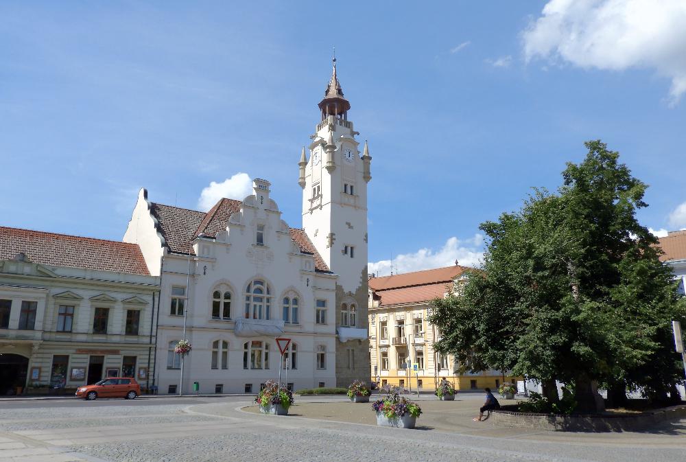 Lovosice s m�stskou radnic�.