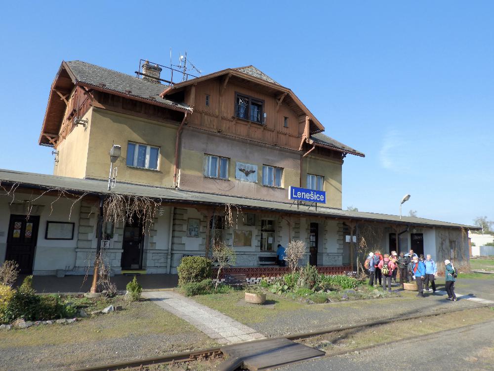 N�dra�� v Lene�ic�ch, v�choz� m�sto na�eho v�letu.