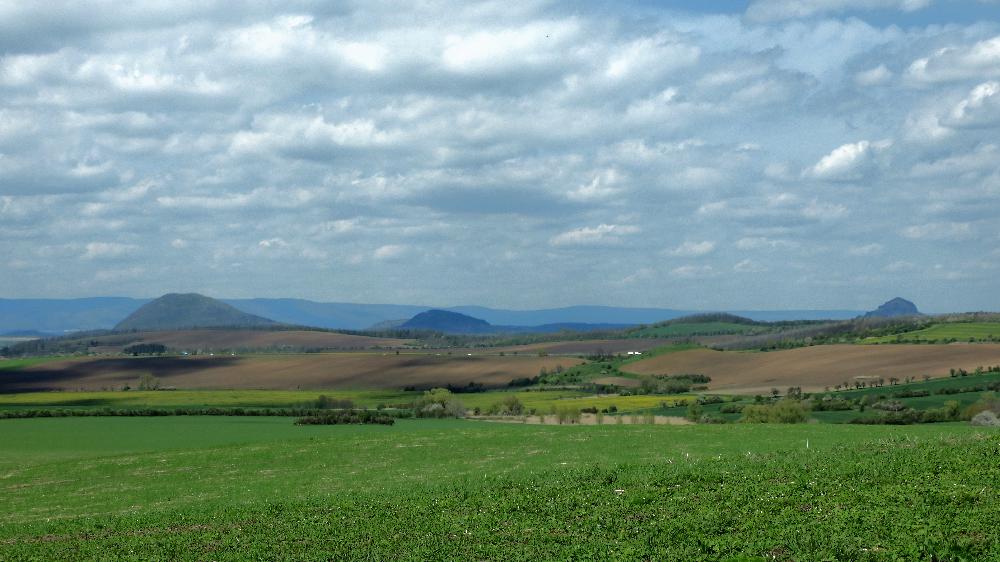 Sn�mek z cesty mezi B�lu�icemi a Be�ovem na krajinu pod Kru�n�mi horami.