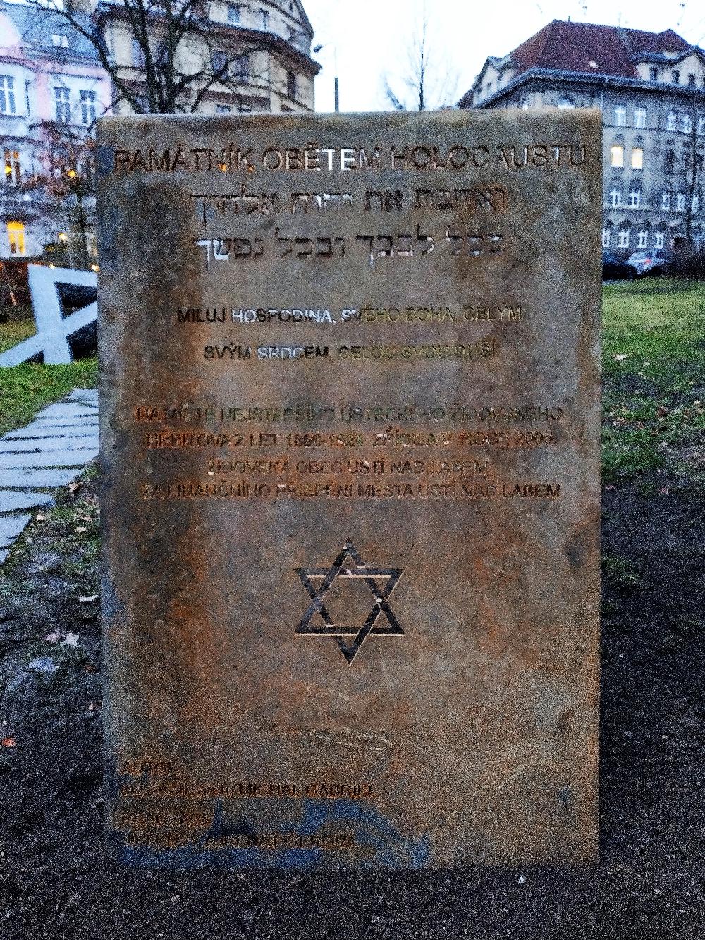 Pam�tn� deska k pam�tn�ku holocaustu.
