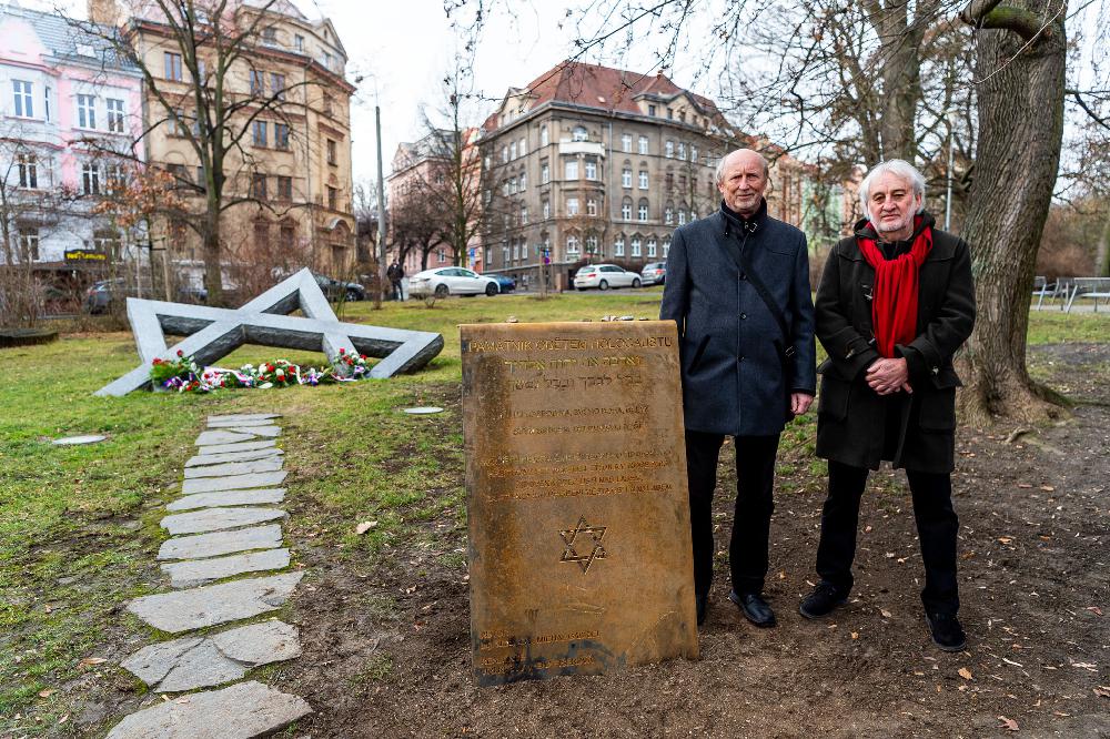 Karel Pun�och�� a arch. Michal Gabriel u pam�tn� desky.