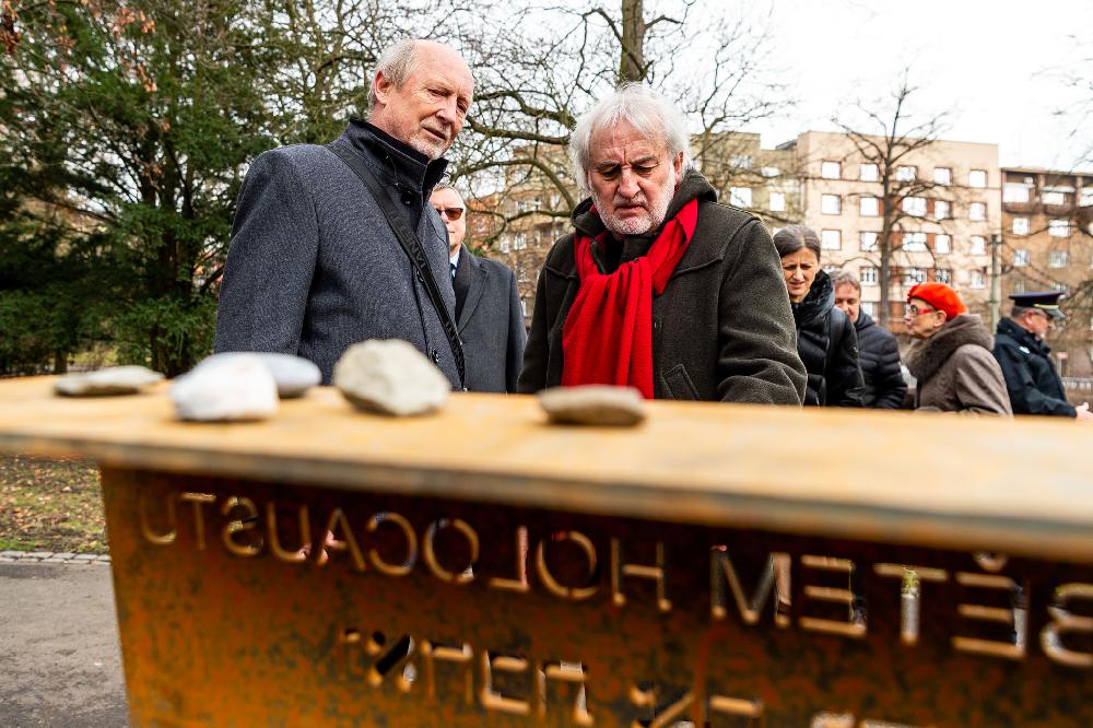 Debata u pam�tn� desky p�i pietn�m aktu Dne pam�tky ob�t� holocaustu.