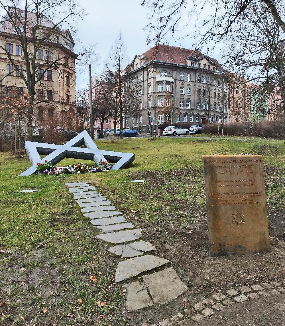 Památník holocaustu s pamětní tabulí v Městských sadech v Ústí nad Labem.