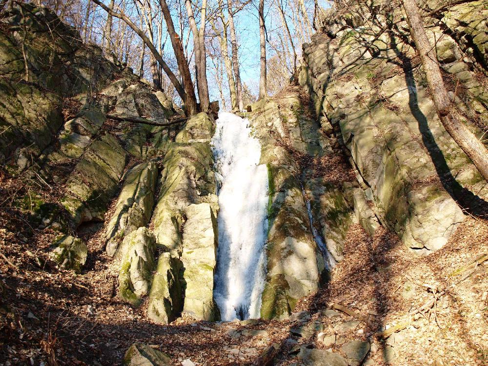 Blansk� vodop�d se nach�z� jen p�r stovek metr� od s�dli�t� Skalka.