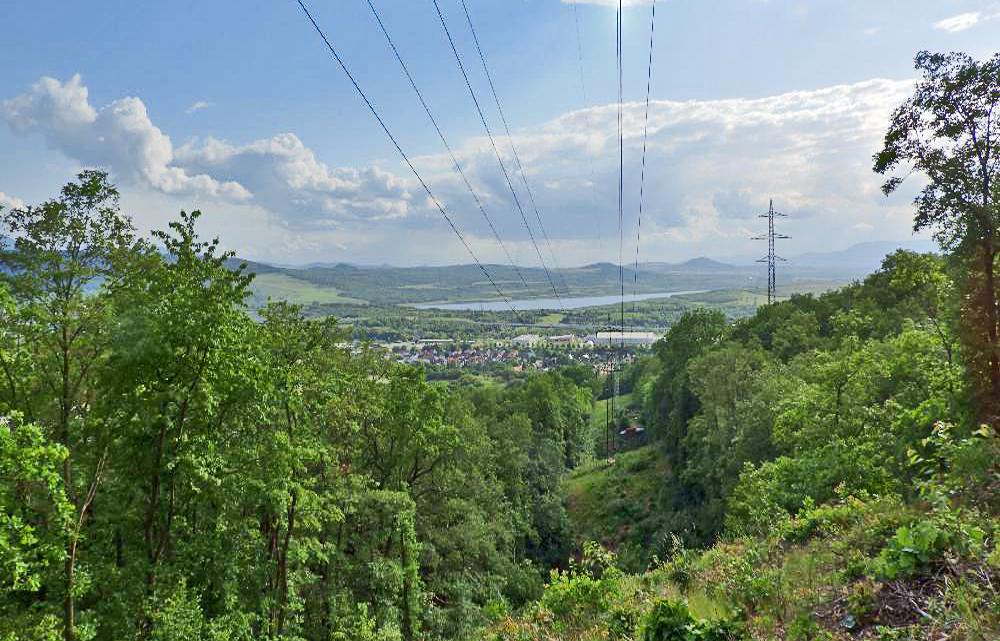 Z v�hledov�ho m�sta nedaleko stud�nky lze spat�it cel� jezero Milada.