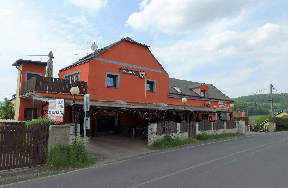 V po�ad� t�et� restaurace Na Kope�ku.