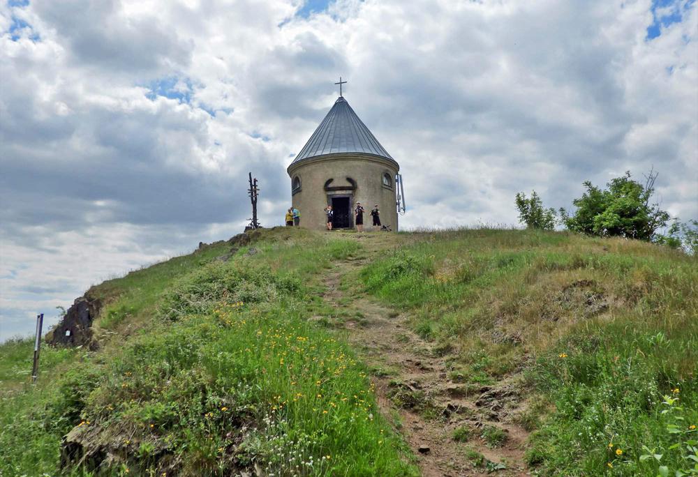 Kaple Neposkvrn�n�ho po�et� Panny Marie na M�dn�ku.