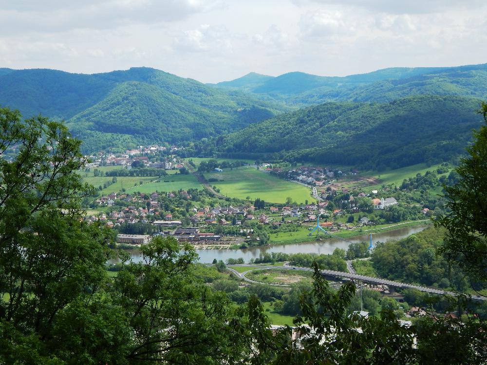 Pohled ze st�edn� ��sti Vyhl�dky do labsk�ho �dol�. 