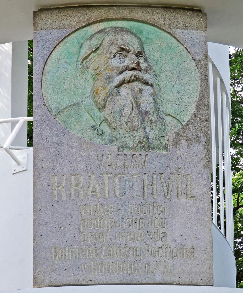 Pam�tn� deska v�novan� V�clavu Kratochv�lovi.