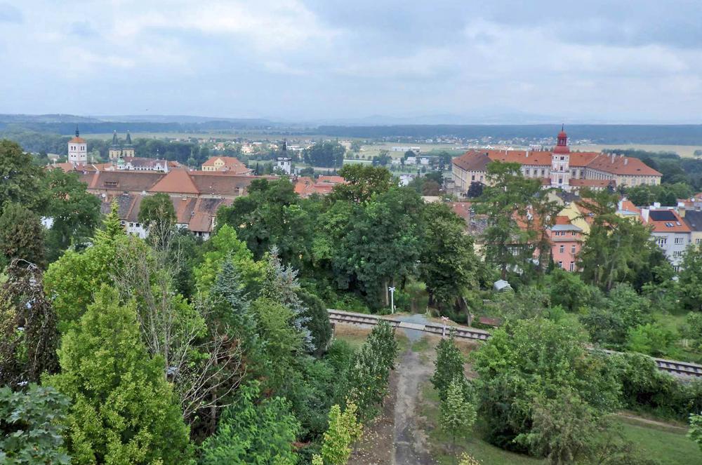 V�hled z Kratochv�lovy rozhledny na roudnick� z�mek.