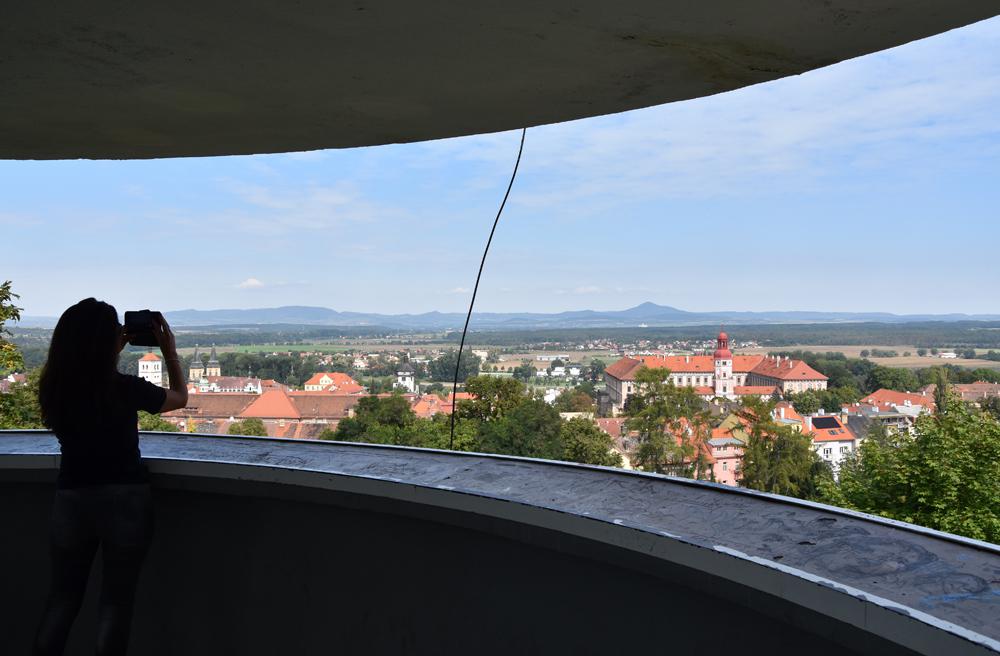 V�hled z Kratochv�lovy rozhledny na roudnick� z�mek.