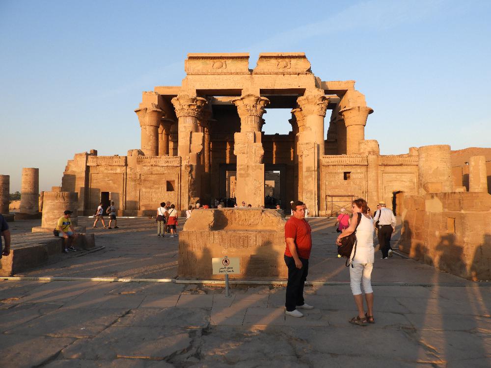 Chr�m v Kom Ombo p�i z�padu slunce.