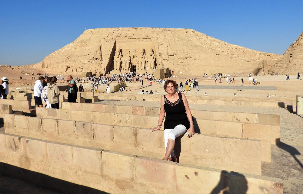 Chr�m faraona Ramesse II. v Ab� Simbel v cel� sv� velikosti.