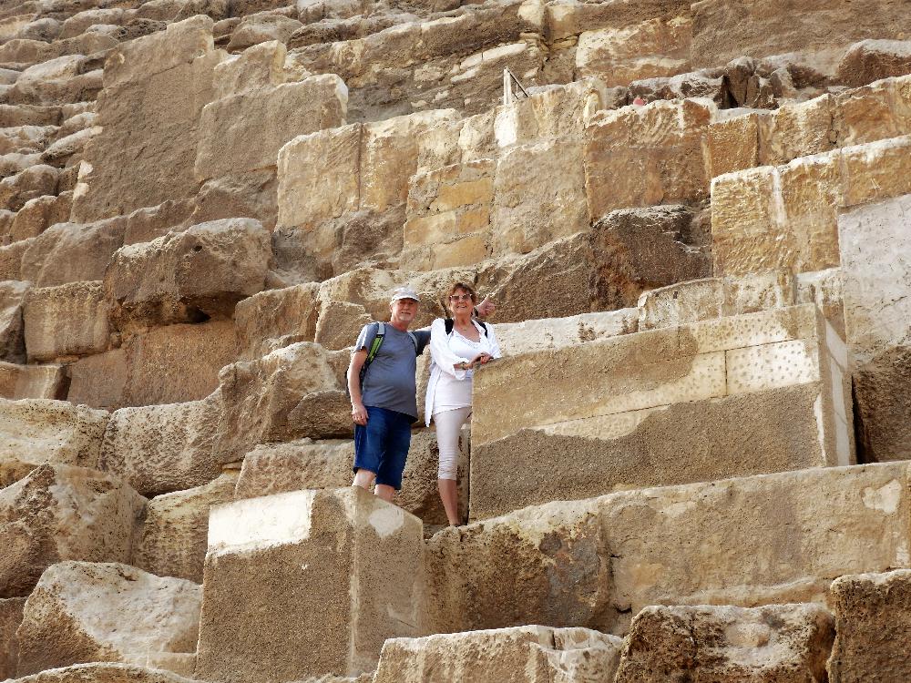 Lezeme po Cheopsov� pyramid�.