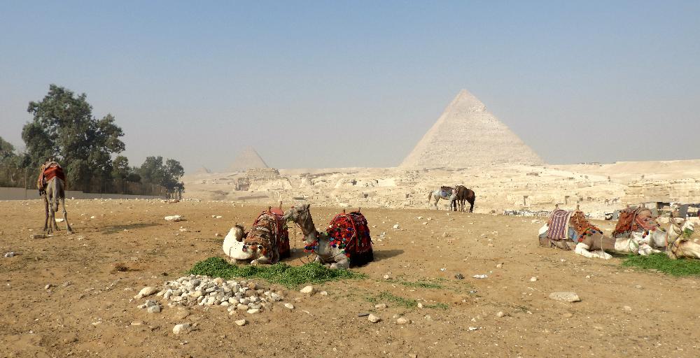 V�echny t�i pyramidy pohromad�, zleva Menkaureova, Rachefoova a Cheopsova.