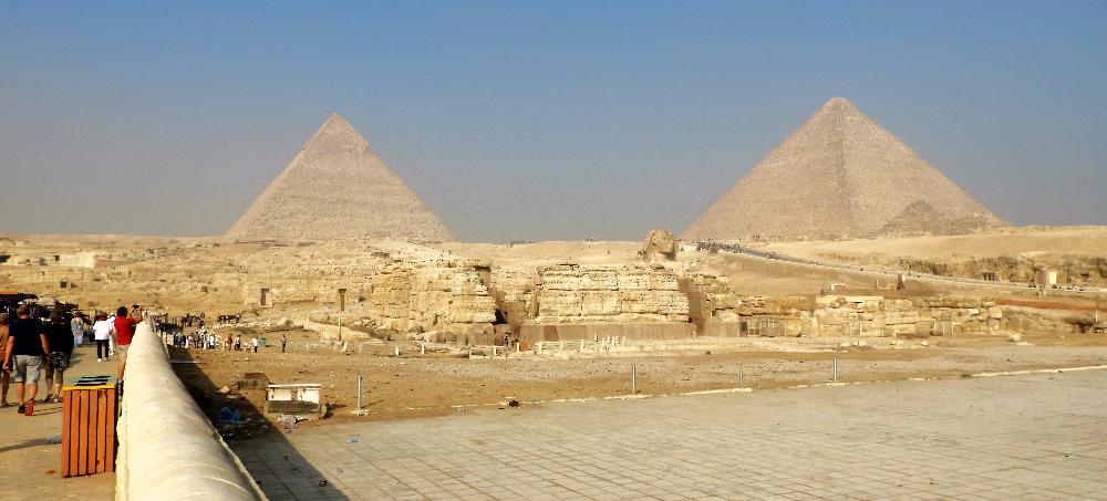 Rachefova a Cheopsova pyramida, mezi nimi tr�n� Sfinga.