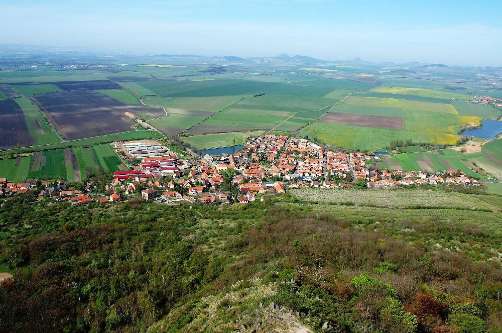 V�hled z hradu Hazmburku.