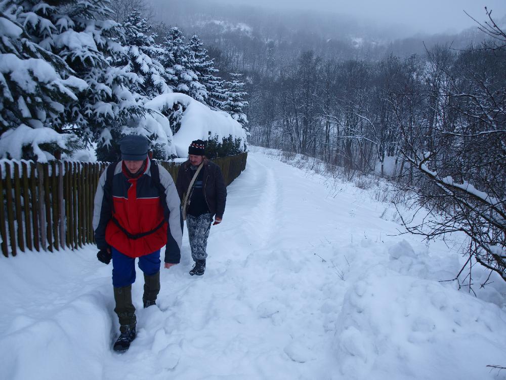 Turisté KČT Loko Ústí n. L. vystupují sněhem k rozhledně na Varhošti