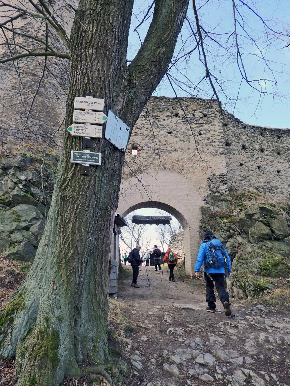 Hrad Kostomlaty v �esk�m st�edoho��.