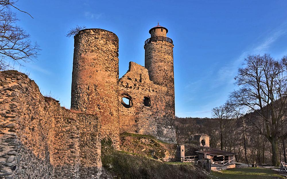 Hrad Kostomlaty v �esk�m st�edoho��.