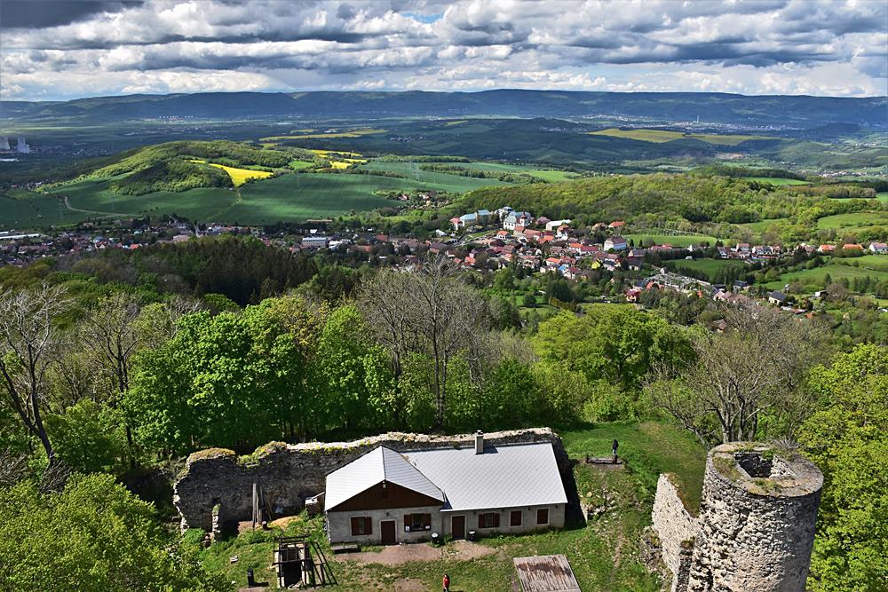 V�hled z v�e hradu Kostomlaty.