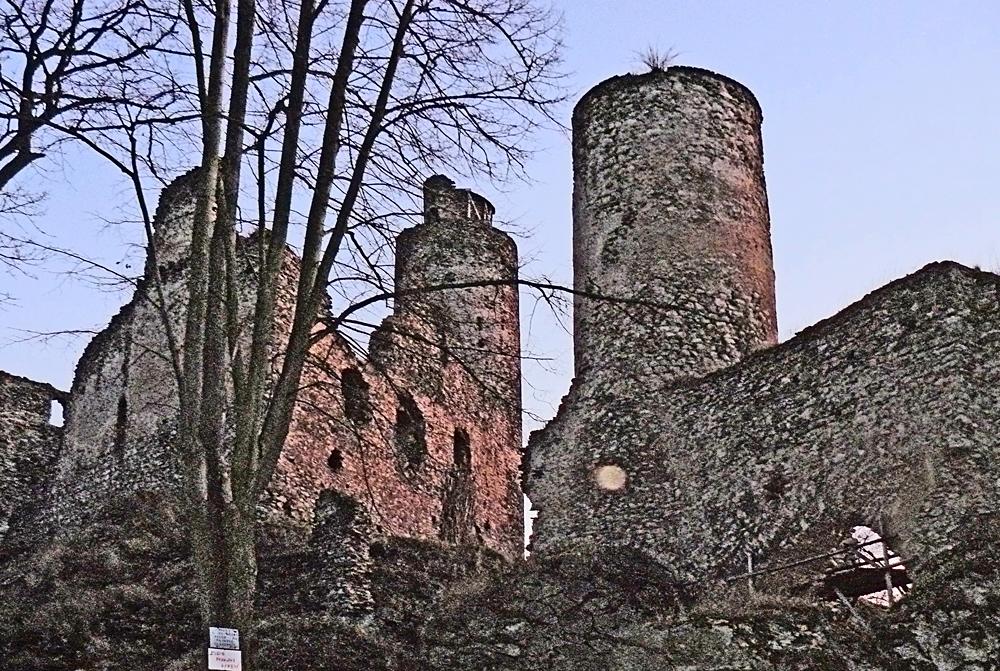Hrad Kostomlaty v �esk�m st�edoho��.