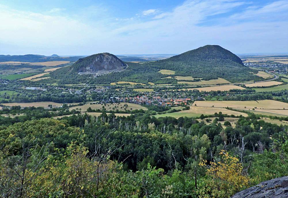 �elenick� vrch a Zlatn�k z Ov��ho vrchu. (�esk� st�edoho��)