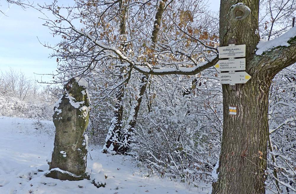 Turistick� rozcestn�k pod rozhlednou Ho�idla.