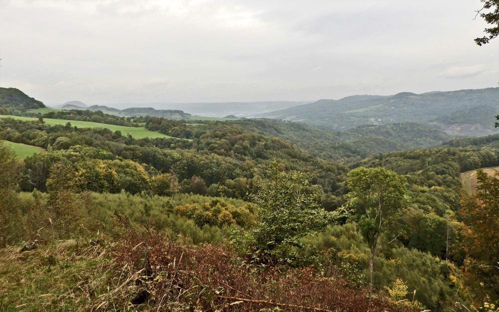 �lut� trasa z Dobkovic na Bradlo.
