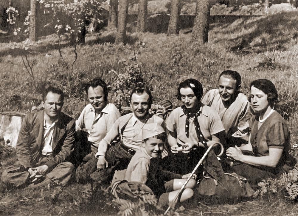 Václav Krčil s turisty pod Klínovcem (1934) Václav Krčil s turisty pod Klínovcem (1934)