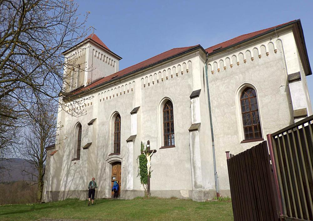 Novogotick� kostel svat�ho Vav�ince v Okounov�.