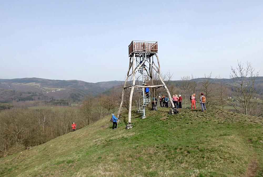 Turist� z �st� nad Labem u rozhledny Pastvi�t� u Okounova.