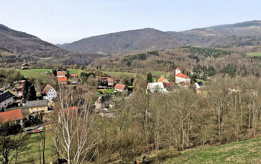 Obec Okounov s kostelem svat�ho Vav�ince.