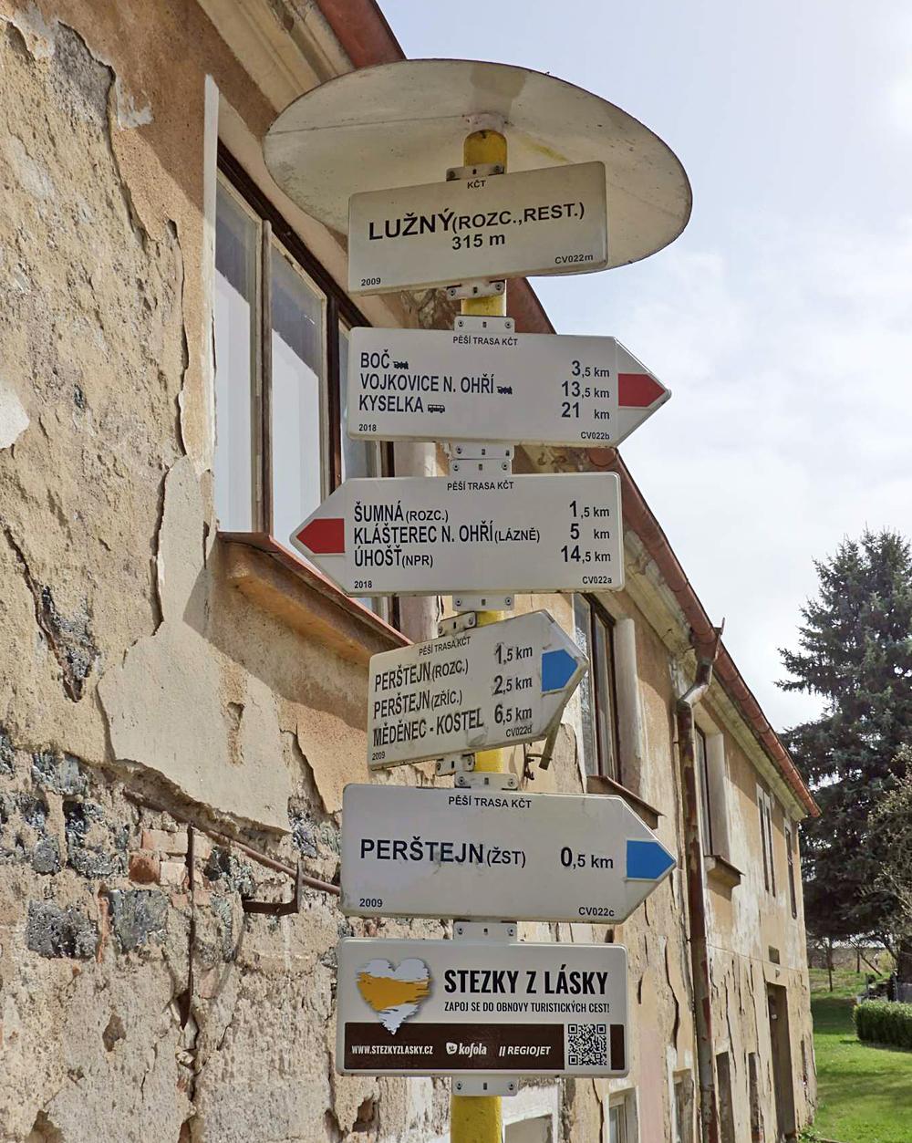 Turistick� rozcestn�k v obci Lu�n�.