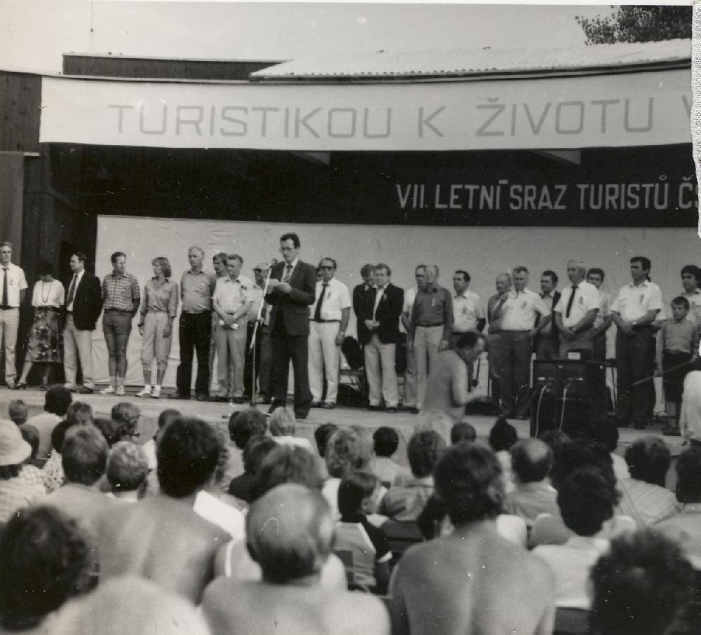 V are�lu bylo teplo a tak do p�l t�la svle�en� ��astn�ci kontrastuj� s kravatami na p�diu