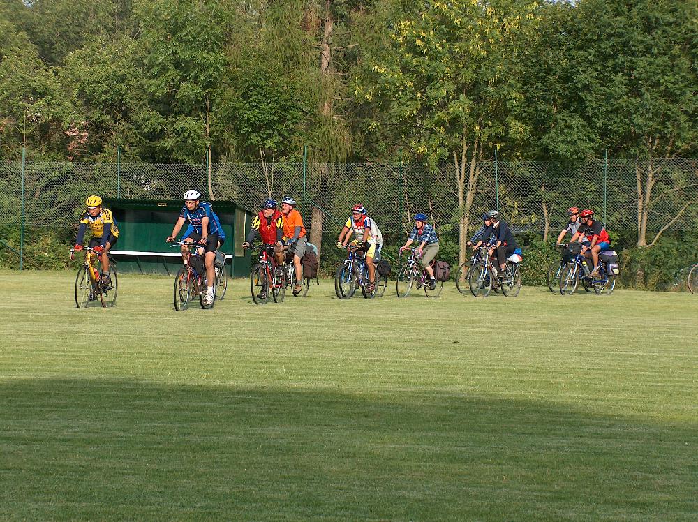 Skupina cyklist� p�ij�d� 10. 8. 2006 na slavnostn� zah�jen� LS do Kr�sn� L�py