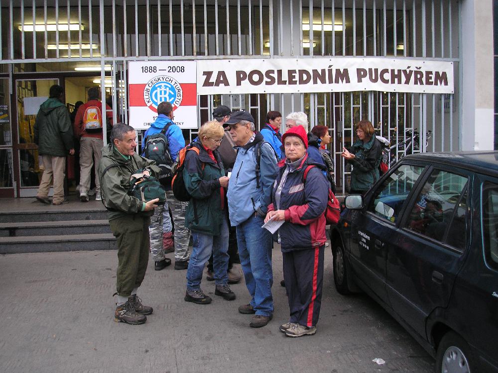 Na sn�mku stoj� skupinka turist� z OK�T Loko �st� nad Labem VT