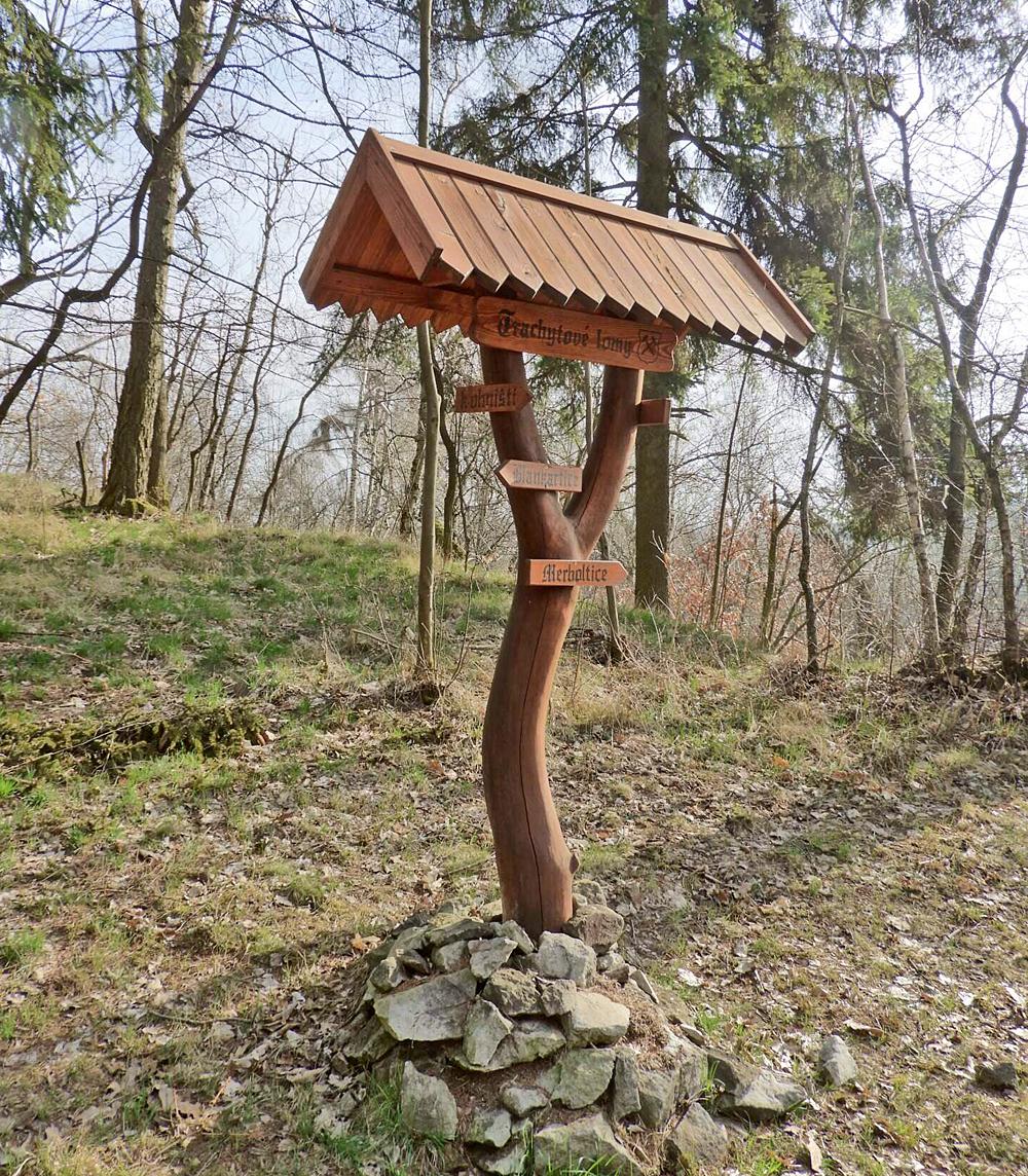 Rozcestn�k, i kdy� nikoli turistick�, u trachytov�ch lom� na Verne�icku.
