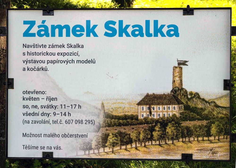 Turisti�t� n�v�t�vn�ci jsou na z�mku Skalka v�t�ni v obdob� od kv�tna do ��jna.
