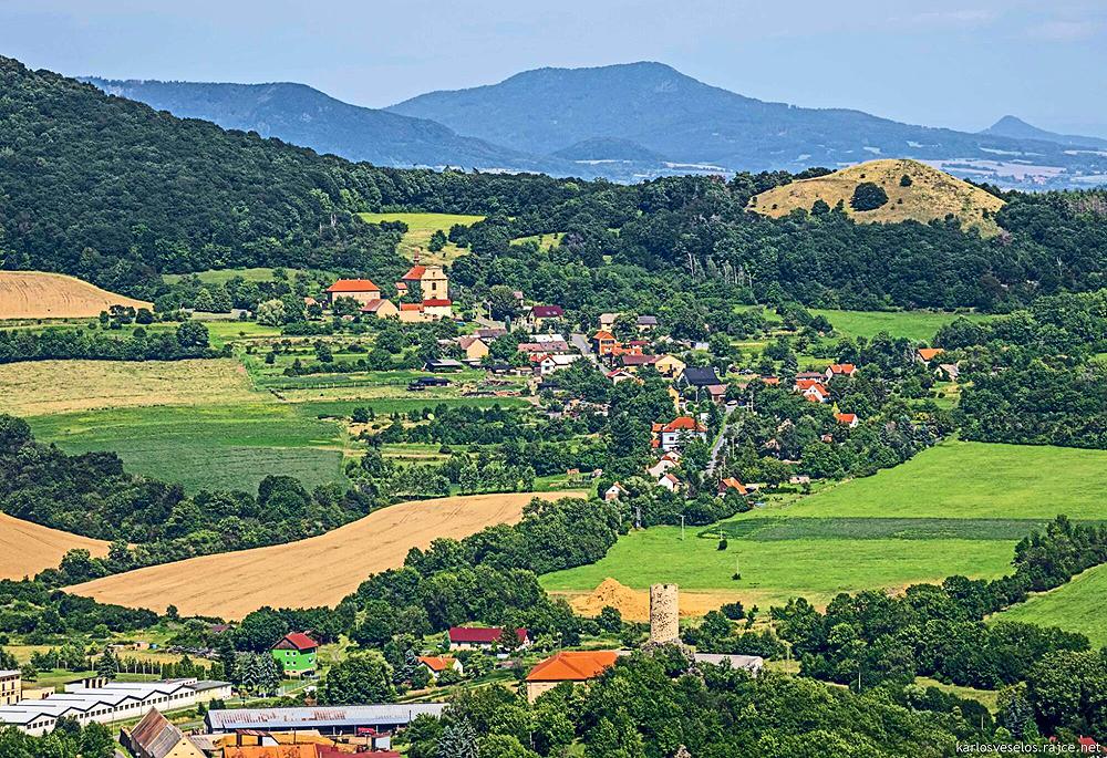 Pohled na Sutom z hr�dku Ostr�.