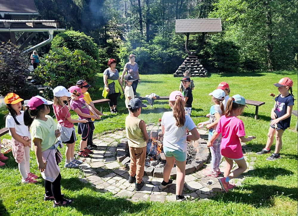 �kol�ci na z�kladn� Klubu �esk�ch turist� v Rumburku.