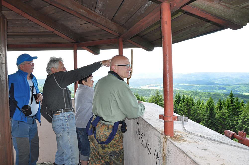 Turist� se kochaj� v�hledem z Tane�nice.