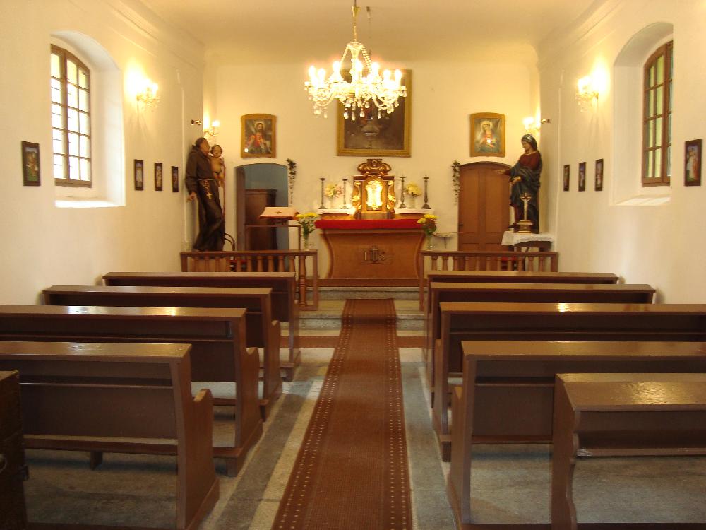 Interi�r Kaple sv. Anton�na Padu�nsk�ho v Louce u Litv�nova 4. 9. 2010.