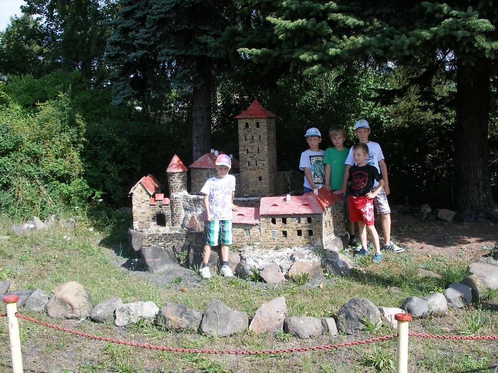 Hrad Kost u n�dra�n� budovy v Louce u Litv�nova je obl�ben�m objektem z�jmu d�t�