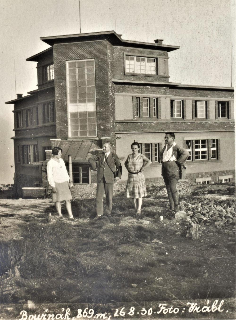 Hrub�ho chata na Bou���ku, dva m�s�ce po otev�en�. Vpravo stoj� fotograf Rudolf Vr�bl.