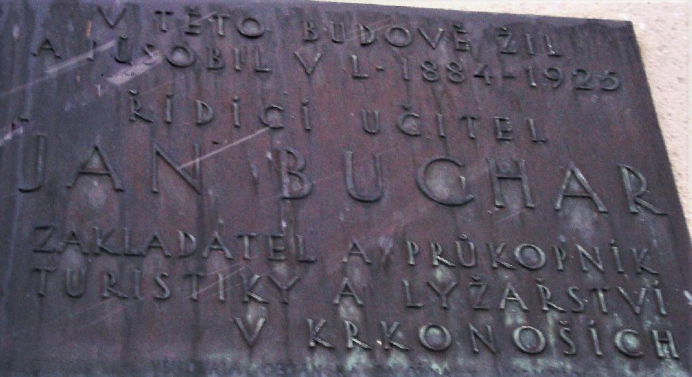 Pam�tn� deska u�iteli Janu Bucharovi Doln� �t�panice u Jilemnice.