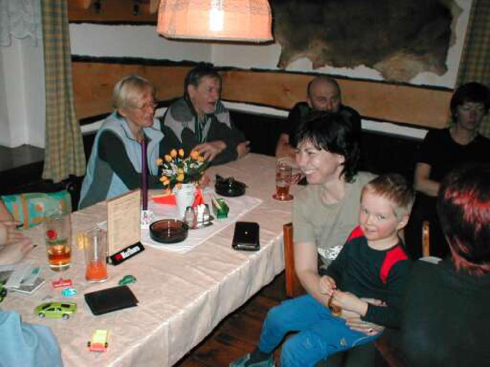 Kv�ta Drdov� prvn� zleva 9.2.2004 v chat� Moldavka